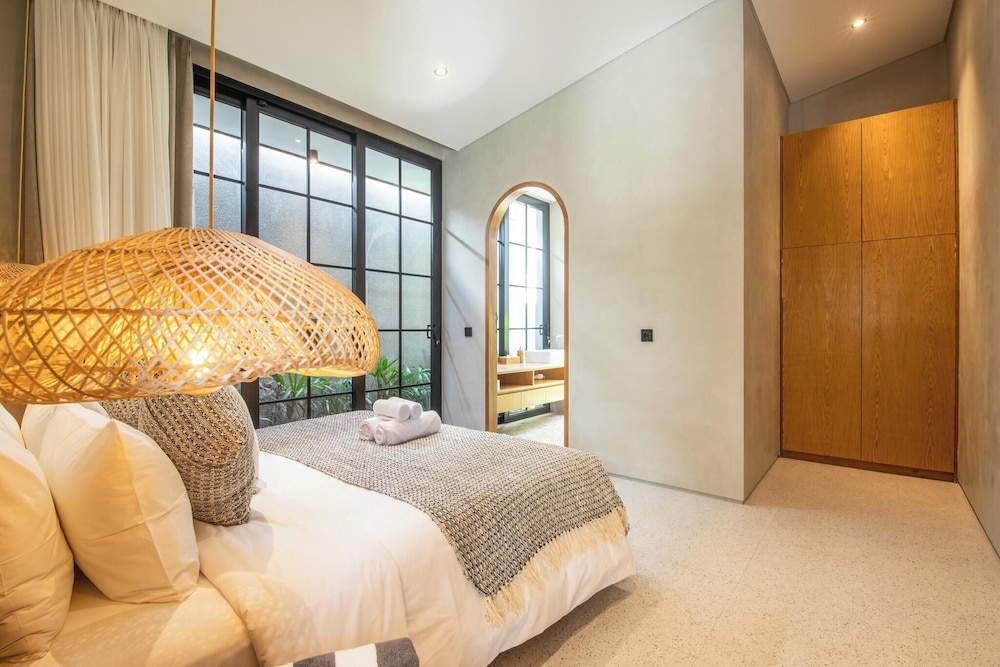 Stylish 5BR Boho Hideaway, 5 Minutes Bingin Beach
