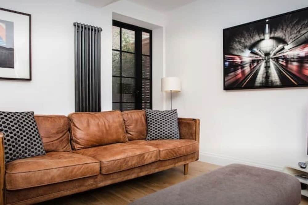 Stylish Newly Refurbished 2 Bedroom Flat With Terrace
