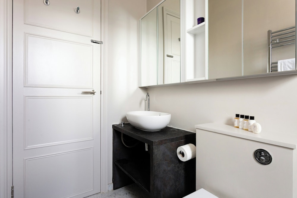 Cresswell Gardens IV by Onefinestay