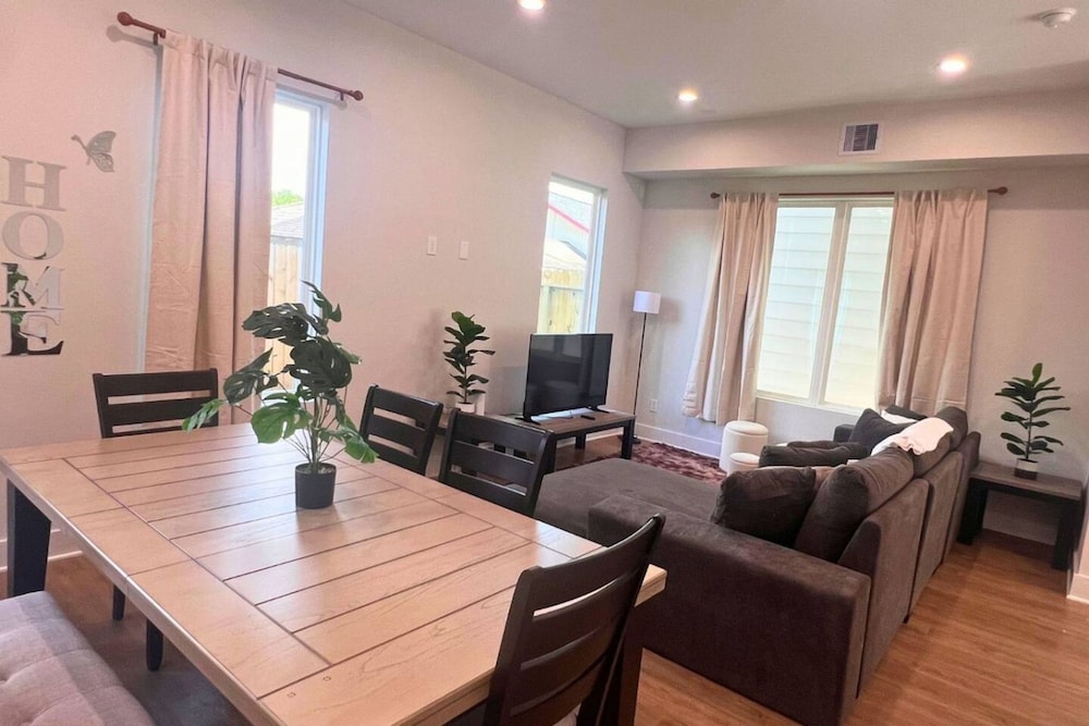 Gated 3BR Home 10 Mins Downtown