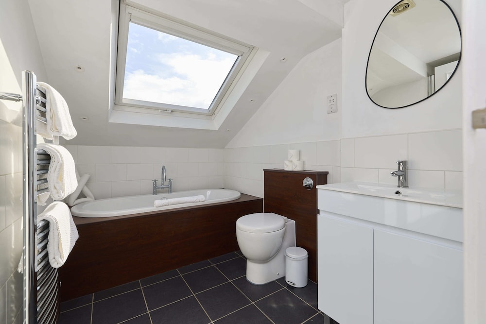 Chiswick Townhouse with Garden & Parking