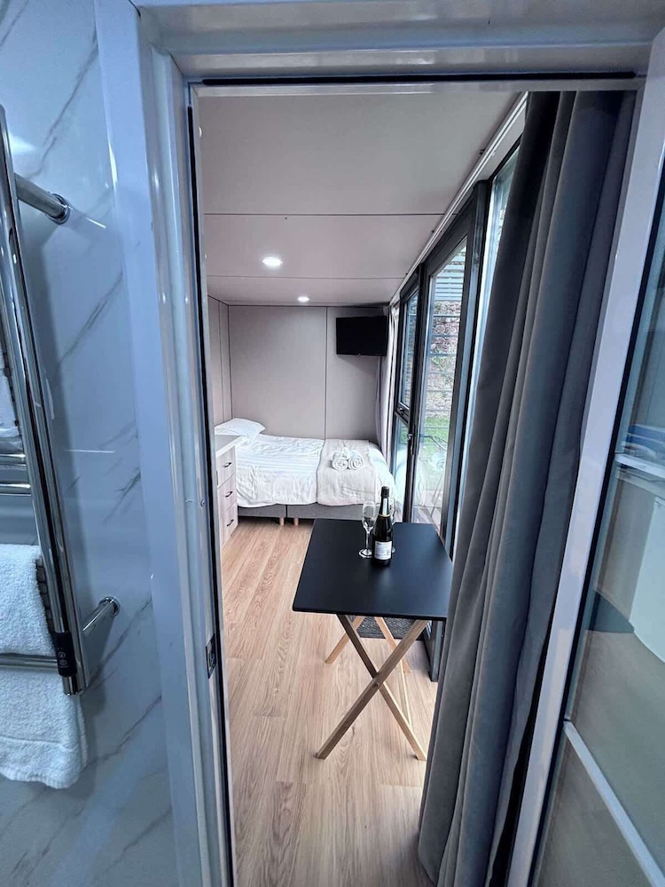 Glamping Pod With Hot Tub in Orchard