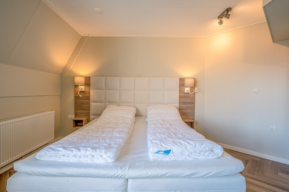 Tasteful 2-person Apartment Near the Center of De Koog
