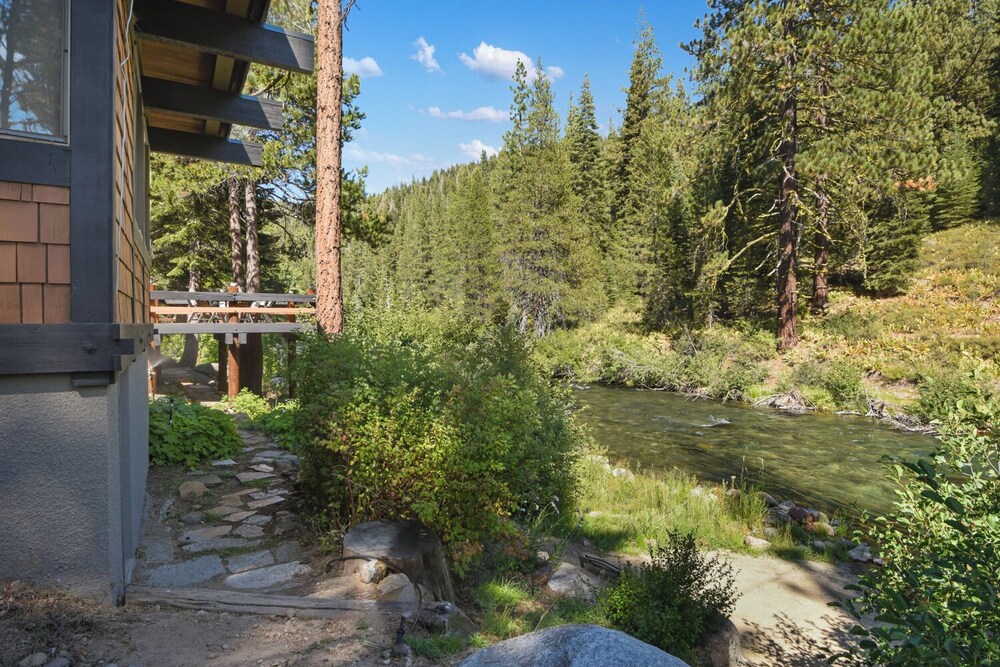 Joy on the River Stunning Waterfront Home for 10