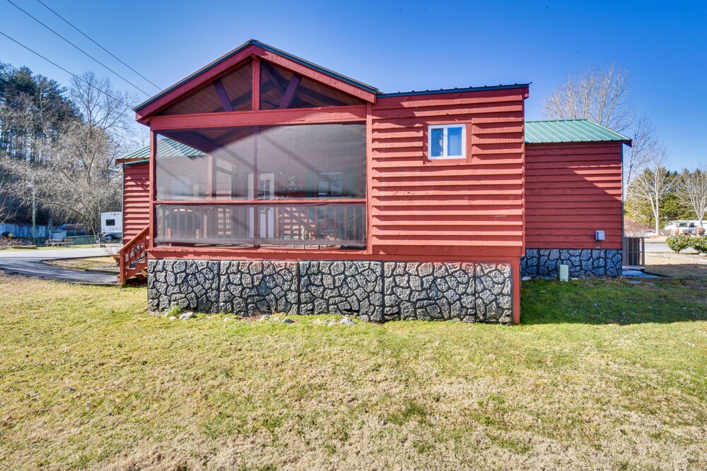 Cozy Dillard Cabin w/ Mountain Views & Pool Access view 2