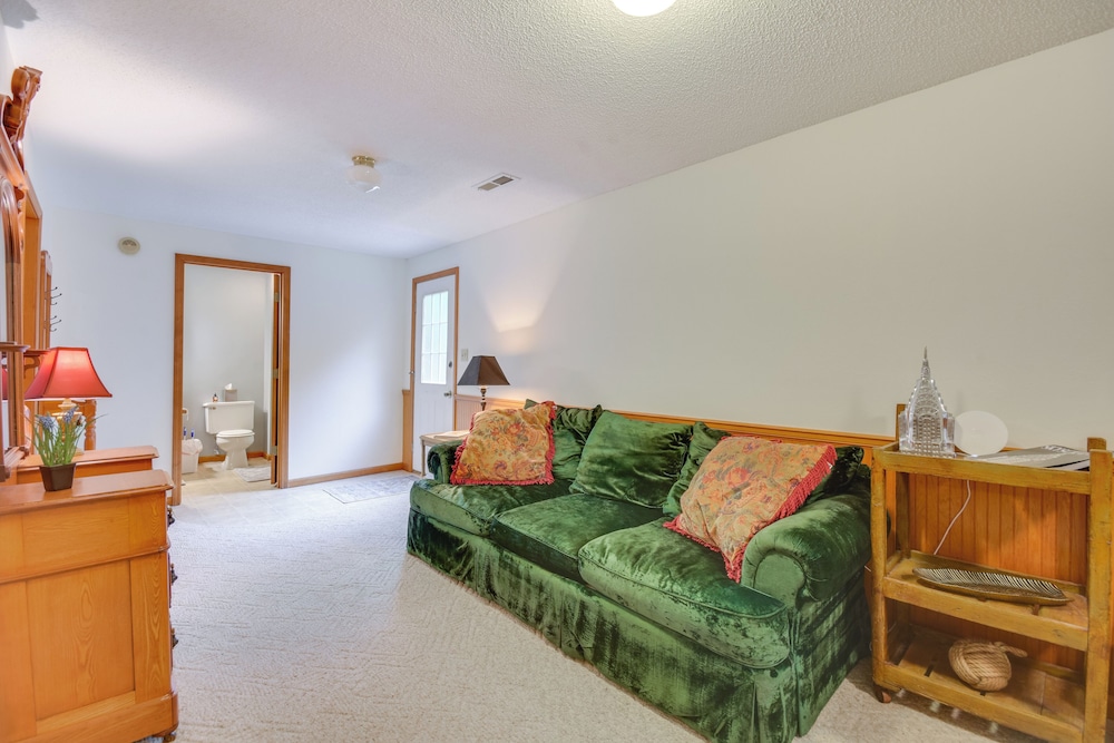 3 Mi to Dtwn Jefferson City: Family Home w/ Deck