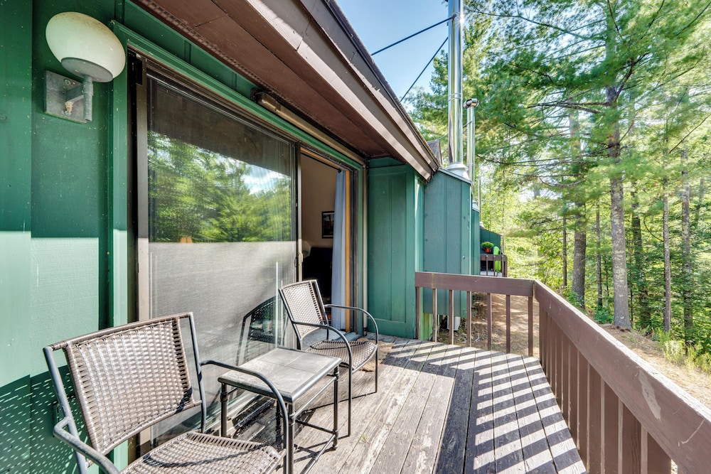 Near Skiing & Hiking! North Conway Gem w/ Balcony