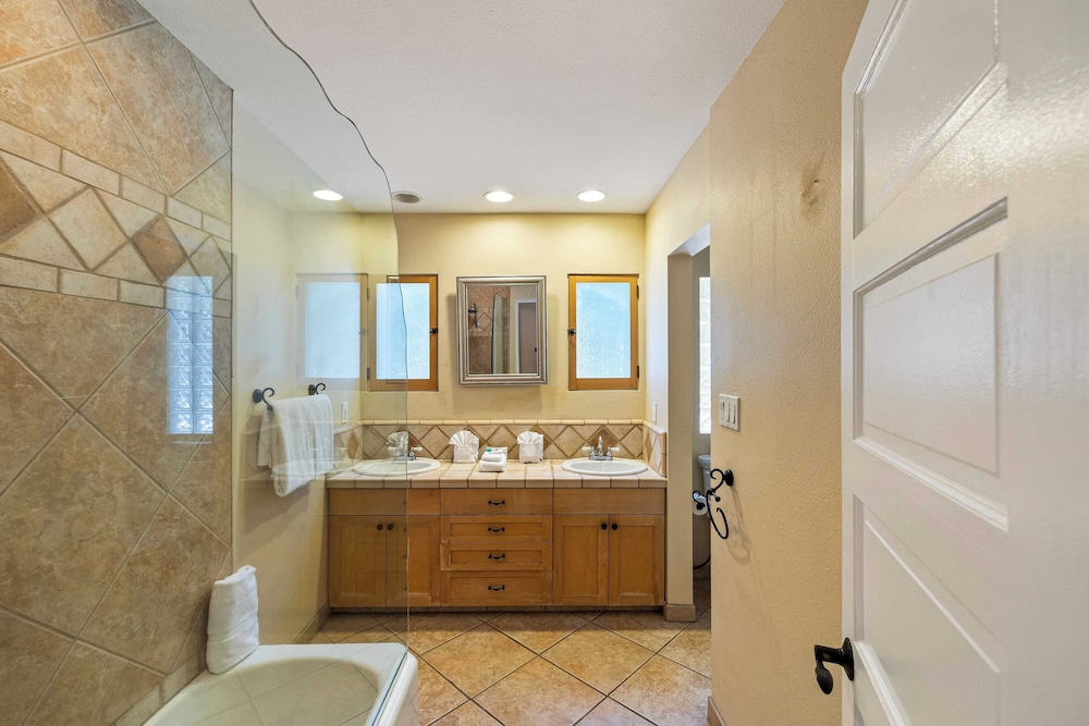 Dandelion by Avantstay Pool, 0.2mi to Downtown!
