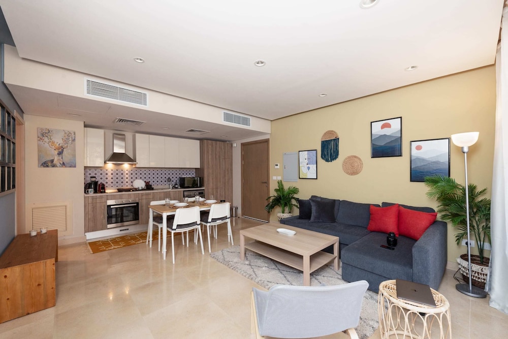 Xuru Stays I Exotic 1bdr w/ Outdoor Terrace Pool & Beach Access