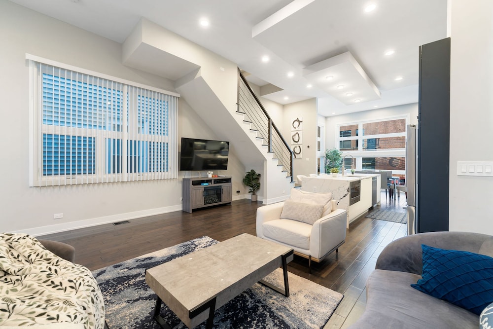 Magnificent NEW Home w 8 Beds Free Parking