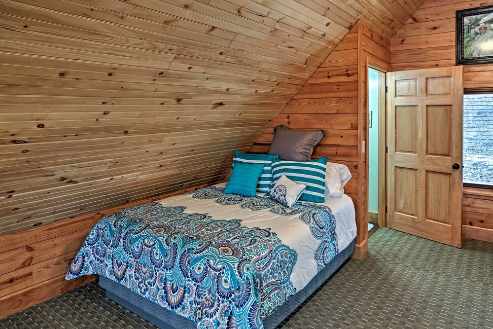 Cozy East Bernstadt Cabin w/ Porch Fishing Lake! - Property Image 20