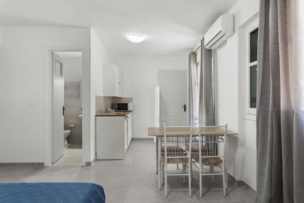 Nikolas Apartments