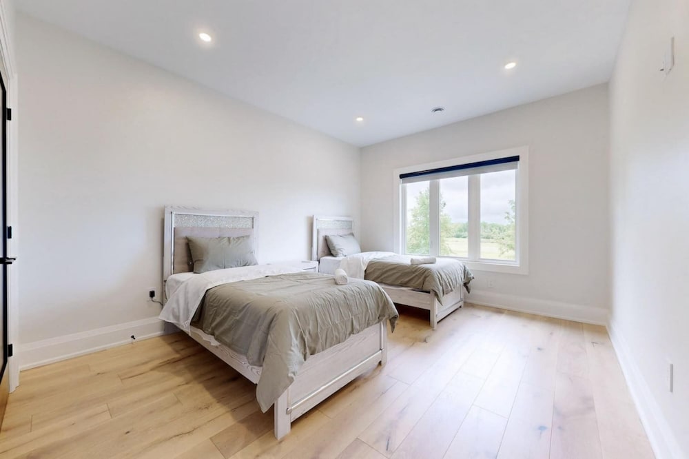 Lucky Mansion Luxury Villa in Fort Erie