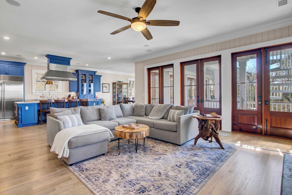 Steps to the Beach! Pool, Gym, Game Room, Movie Theater 3301 Palm by Avantstay