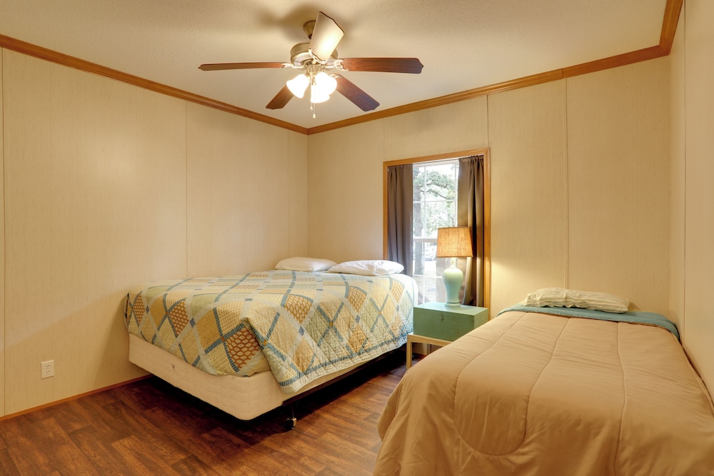 Greers Ferry Lake Access: Cabin w/ Boat Slip!