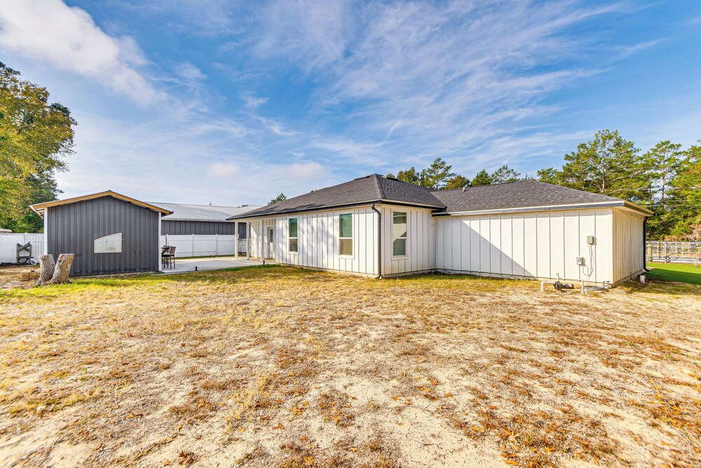 6 Mi to Navarre Beach: Spacious Family Retreat!