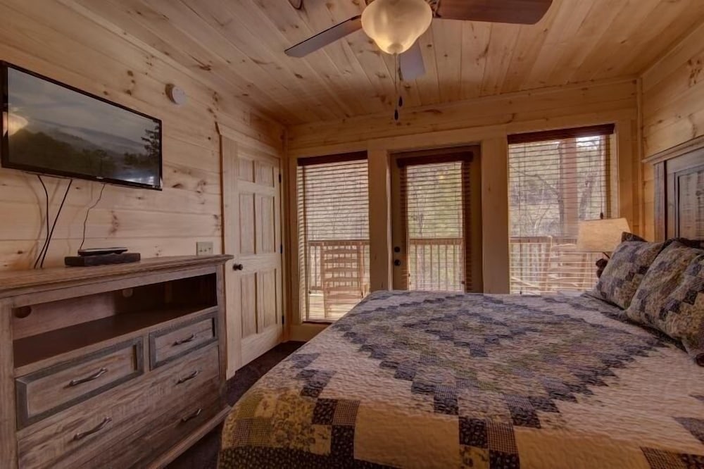 The Owl and the Trout - 2 Bedrooms, 2 Baths, Sleeps 8 Home by RedAwning