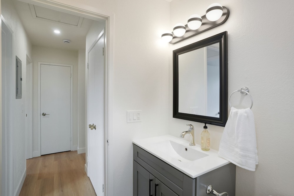Modern 2br Unit W/ Covered Parking In Santa Clara 2 Bedroom Apts