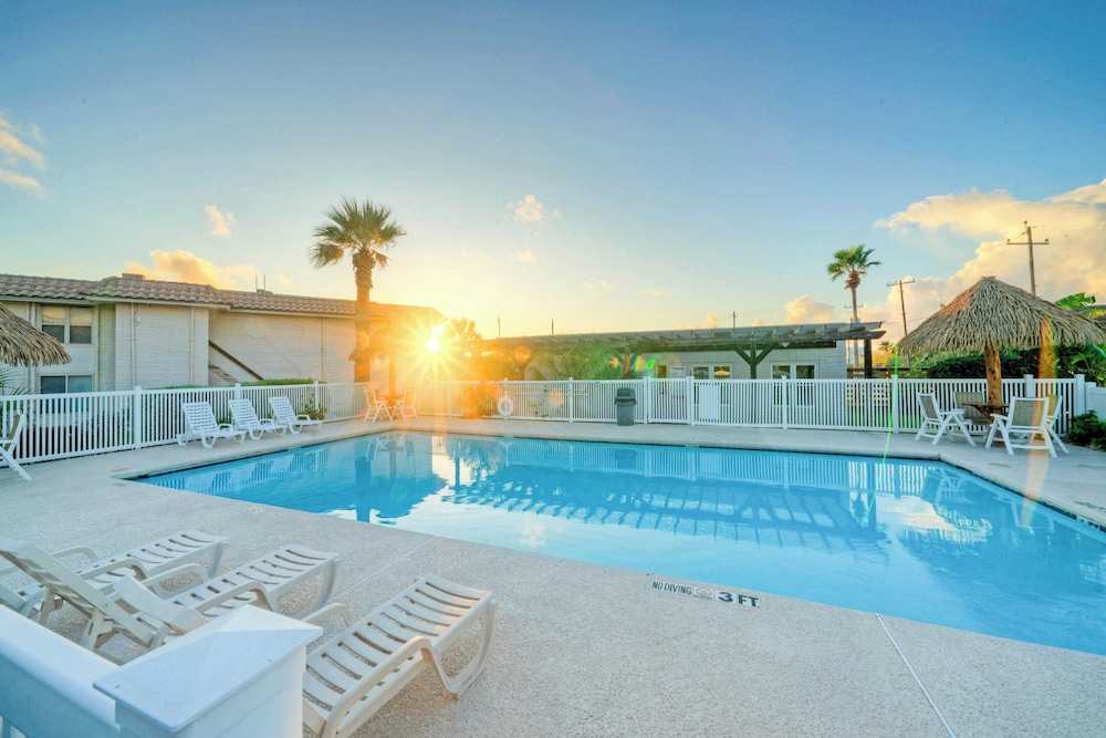 Pour Me a Vacation Mins to Beach, Community Pool+tennis Court, Private Balcony
