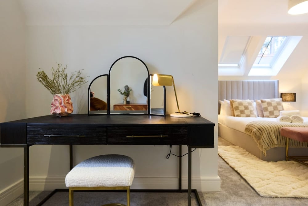 The Ascot Escape - Stylish 4bdr With Courtyard