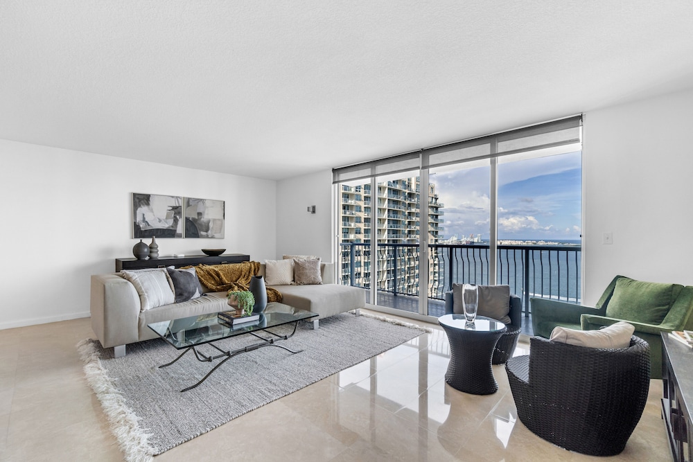 Luxury Apartments W Pool & Ocean views