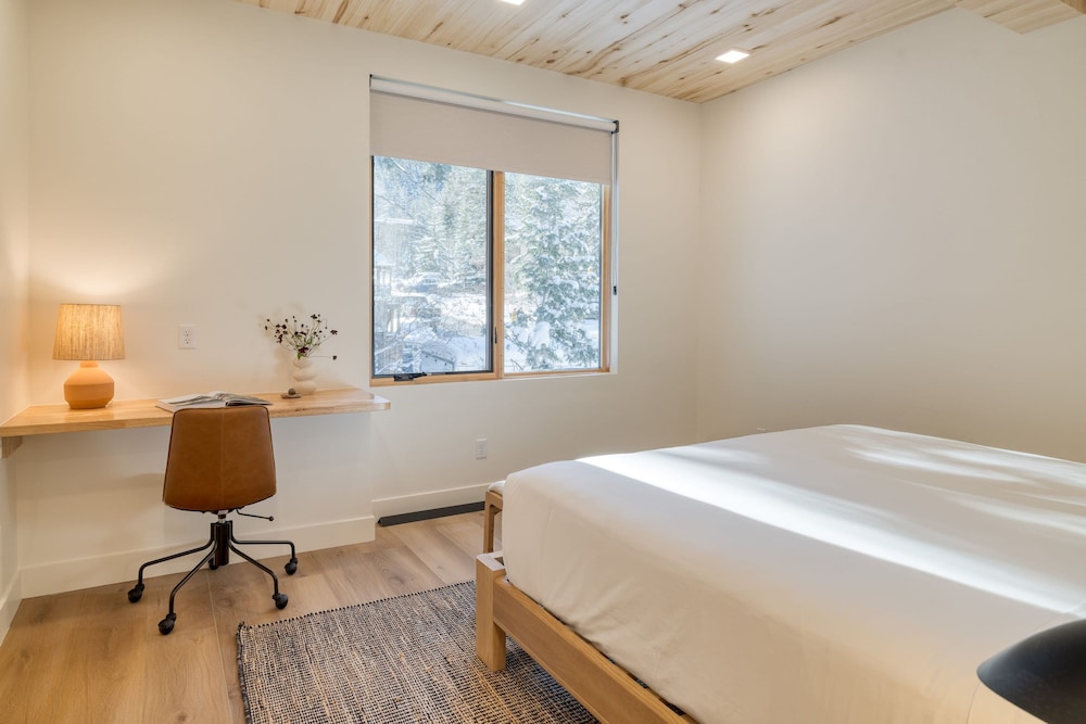 Parkview Mountain House Luxury Ski Home w Hot Tub Near Trails Downtown