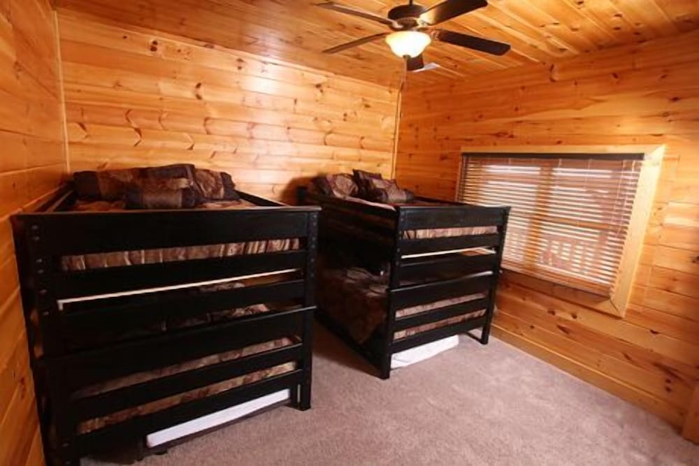 Serenity Mountain Pool 9 Br cabin by RedAwning