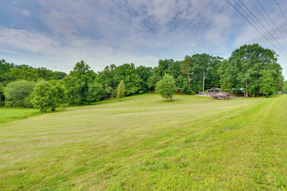6 Mi to Helen: Romantic Georgia Cottage Hideaway!
