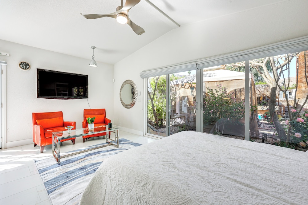 Golf, Shop & Hike: Sleek Rancho Mirage Studio