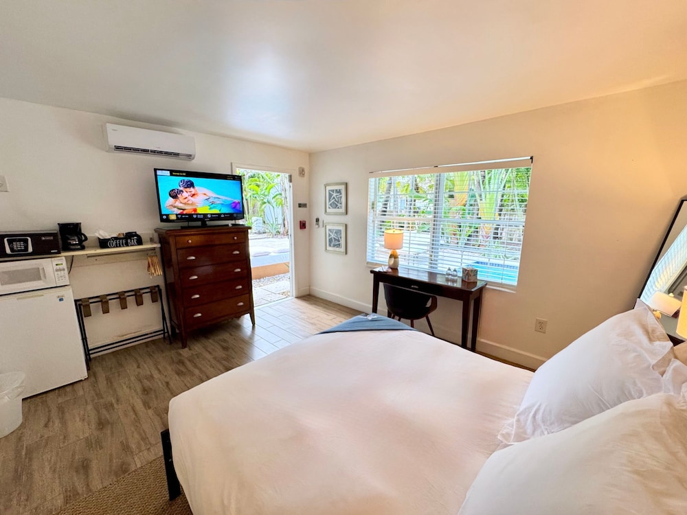 Islands Inn on the Drive - Poolside Paradise - Queen Bed - B2