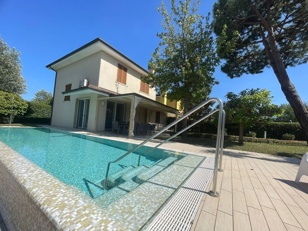 Delightful Villa With Garden and Pool in Albarella