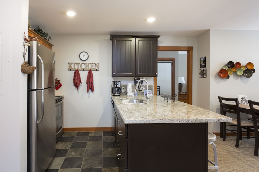 2403 - Two Bedroom Deluxe Eagle Springs East 2 Condo by RedAwning view 5