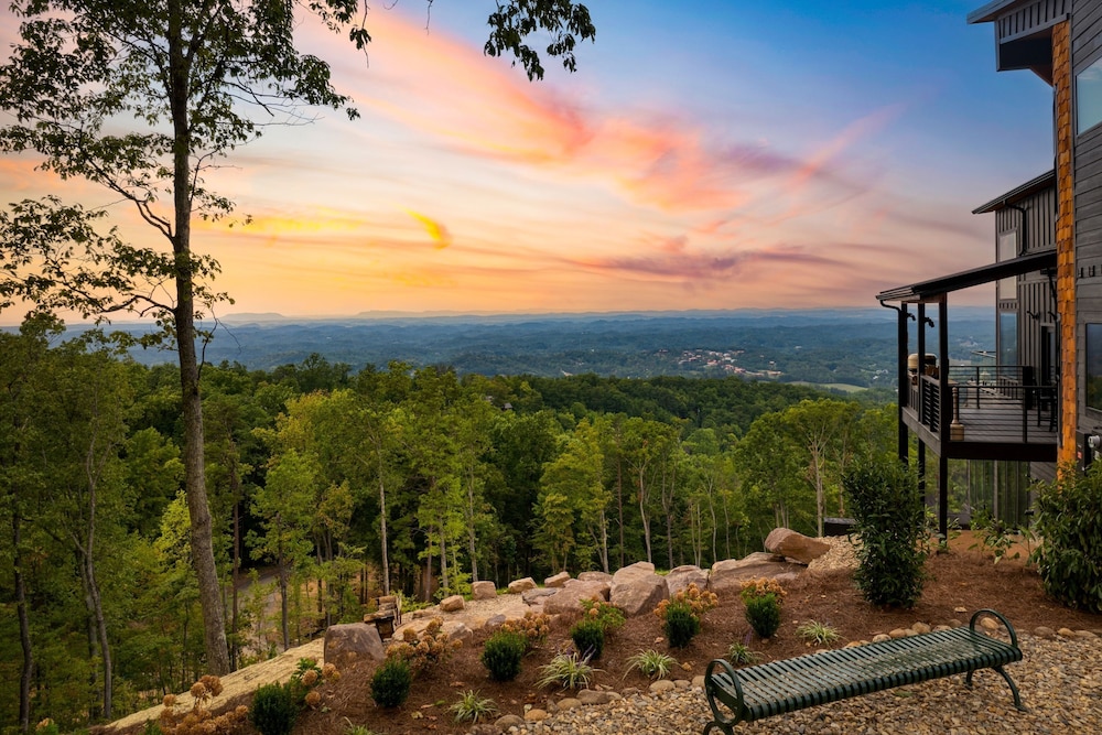 Bear Rug Inn Luxe Stays Pool Views Game Room
