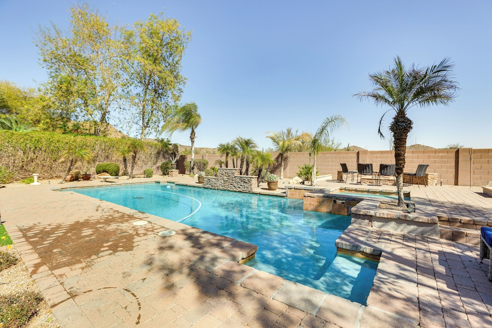 Luxe Mtn-view Mansion w/ Hot Tub in Phoenix!