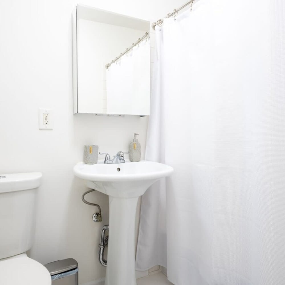 49-3b Newly Renovated 2BR W D Midtown East
