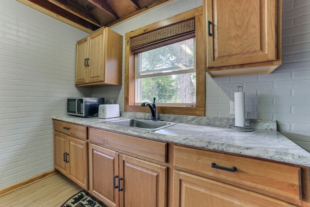 Cozy Lupton Cabin Near Trails & Lake