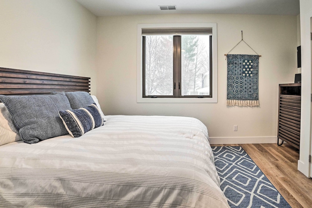 Traverse City Condo: Half Mi to Front Street! view 3
