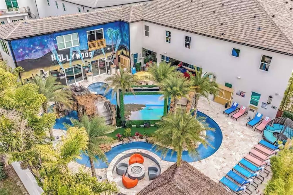 Luxury Mansion w Pool Sleeps 60