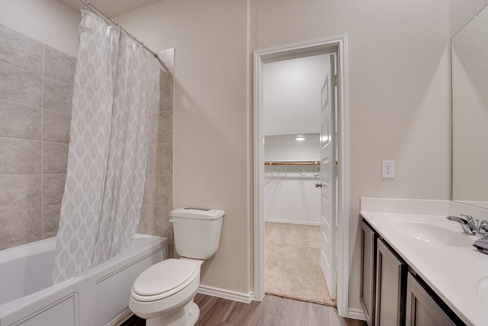 6 Mi to Lackland Afb: Hot Tub, Pool & Game Room!