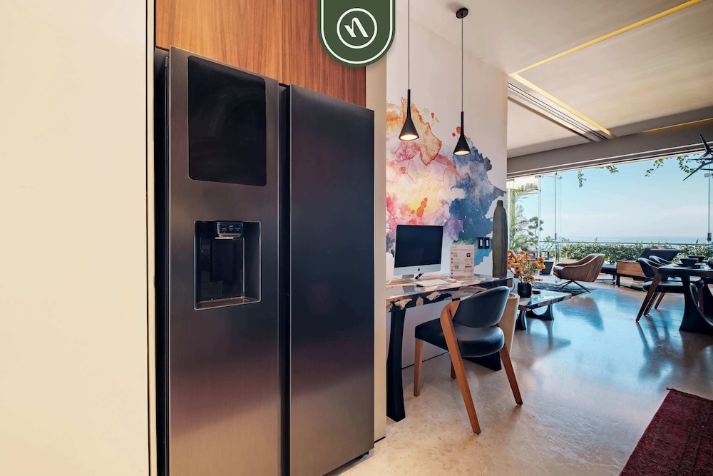 Condo With Balcony - Rooftop Pool With Ocean View
