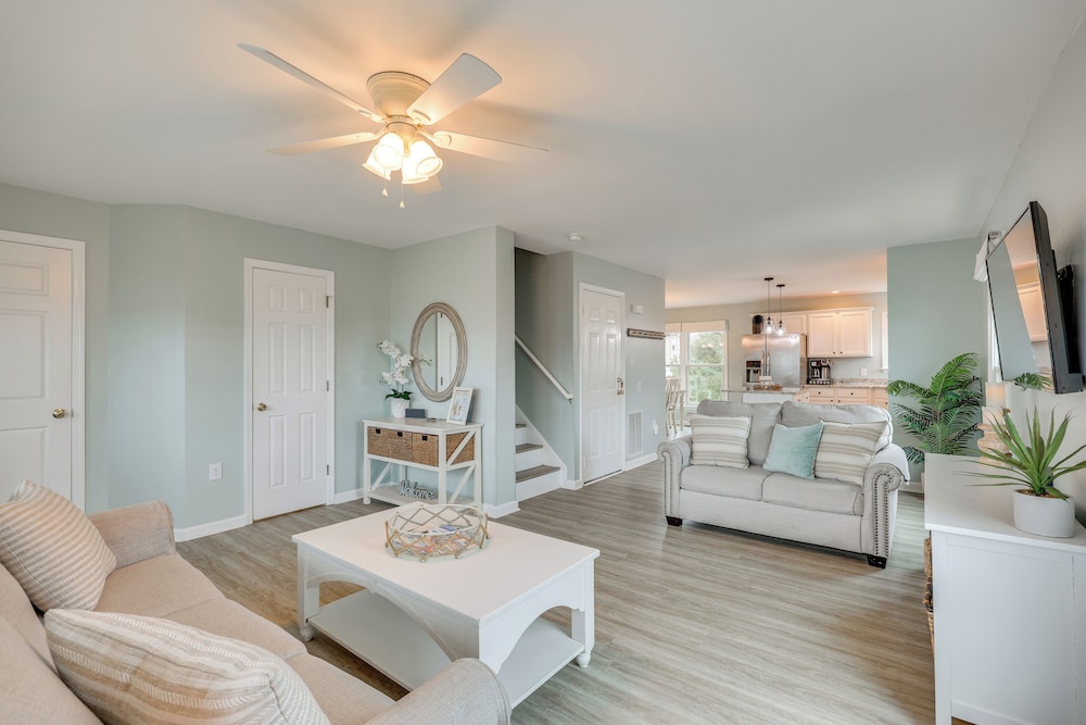 Walk to Shore: Multi-deck Townhome in Kure Beach!