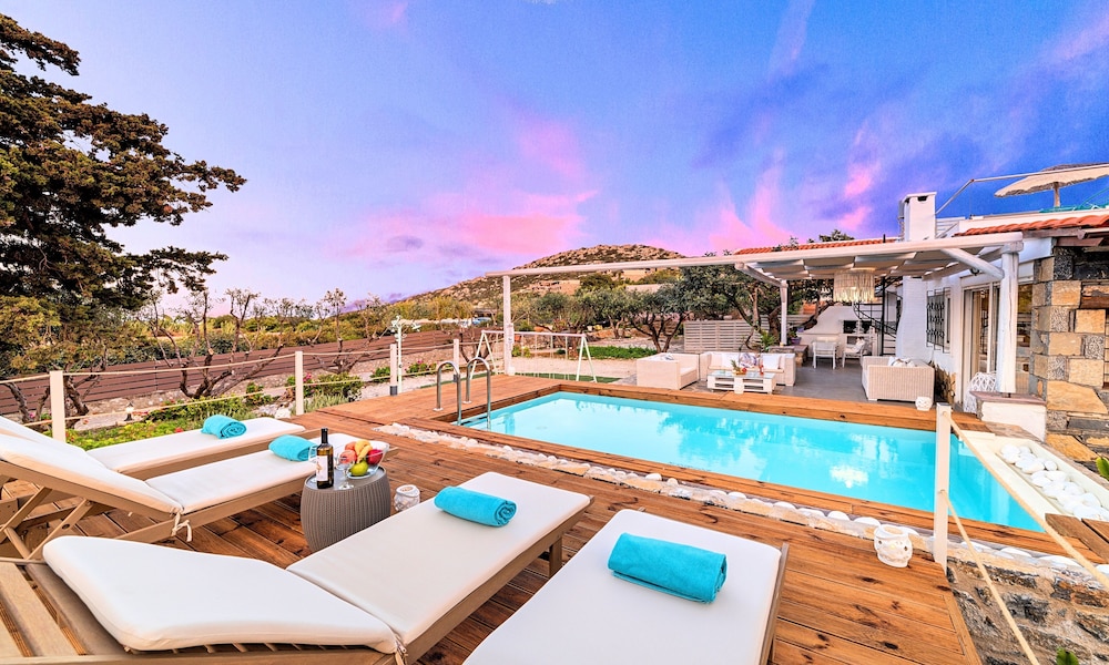 Cretan Lodge Private Heated Pool