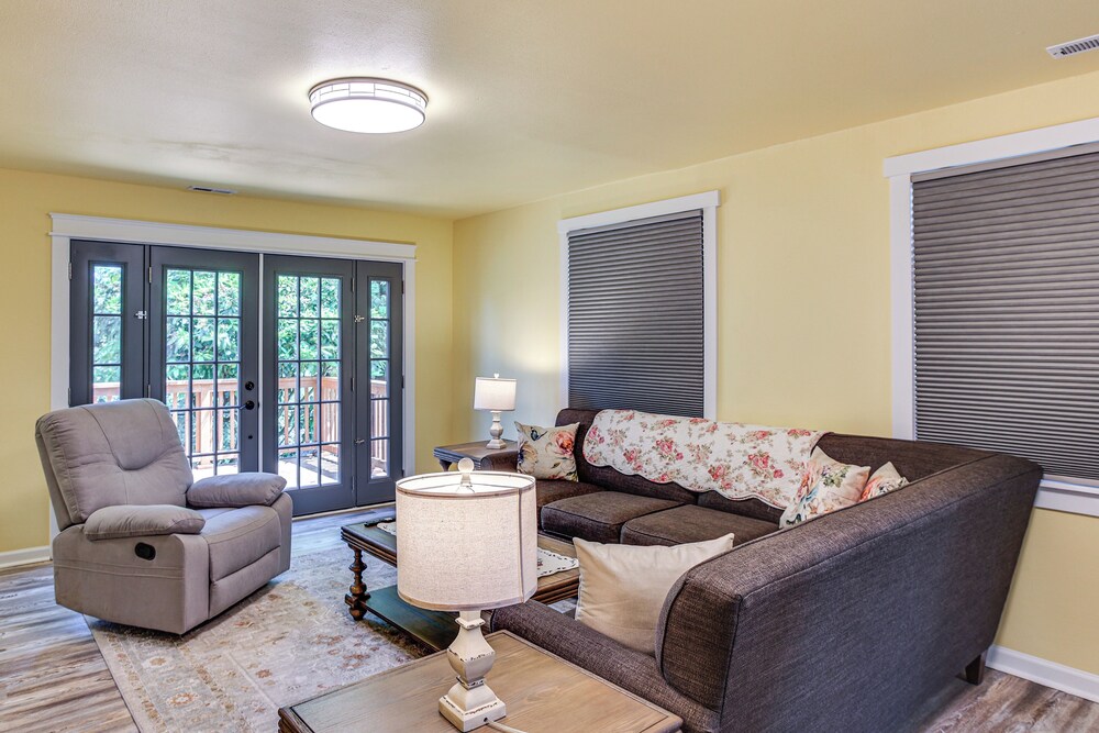 2 Mi to Dtwn Tacoma: Charming Home w/ Deck & Yard!