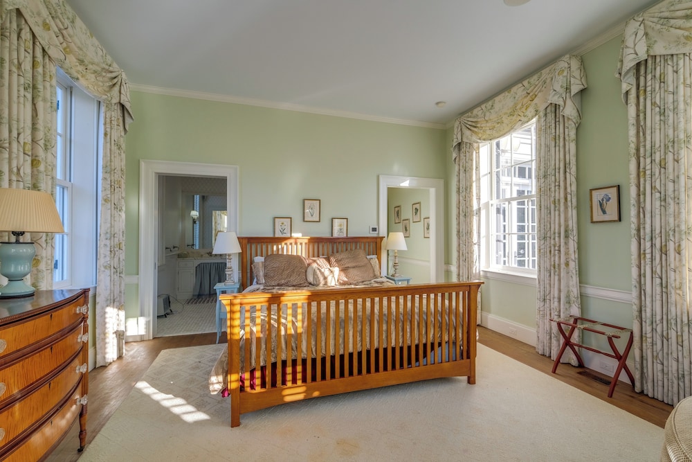 Elegant Paris Manor w/ Private Pool! view 2