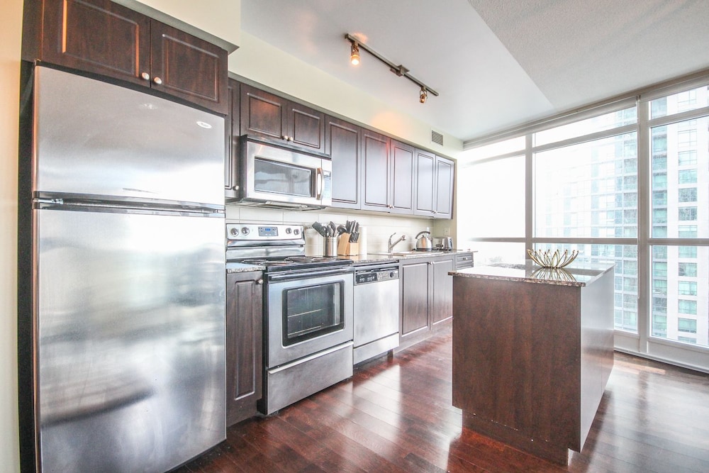 Sarkar Suites - Fort York Blvd - Image 4