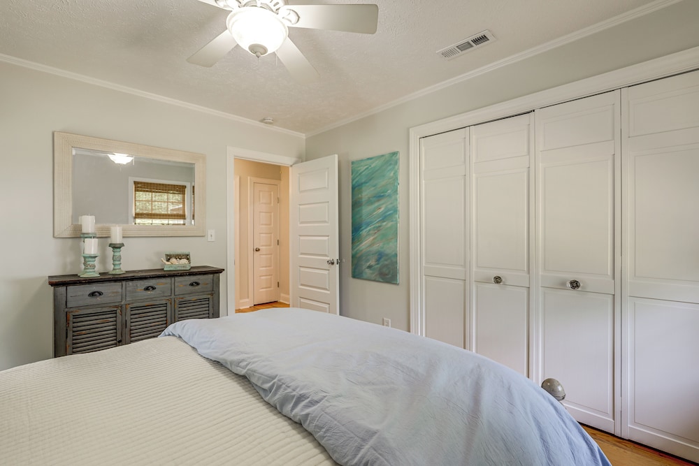 3 Mi to Beach: Pawleys Island Cottage