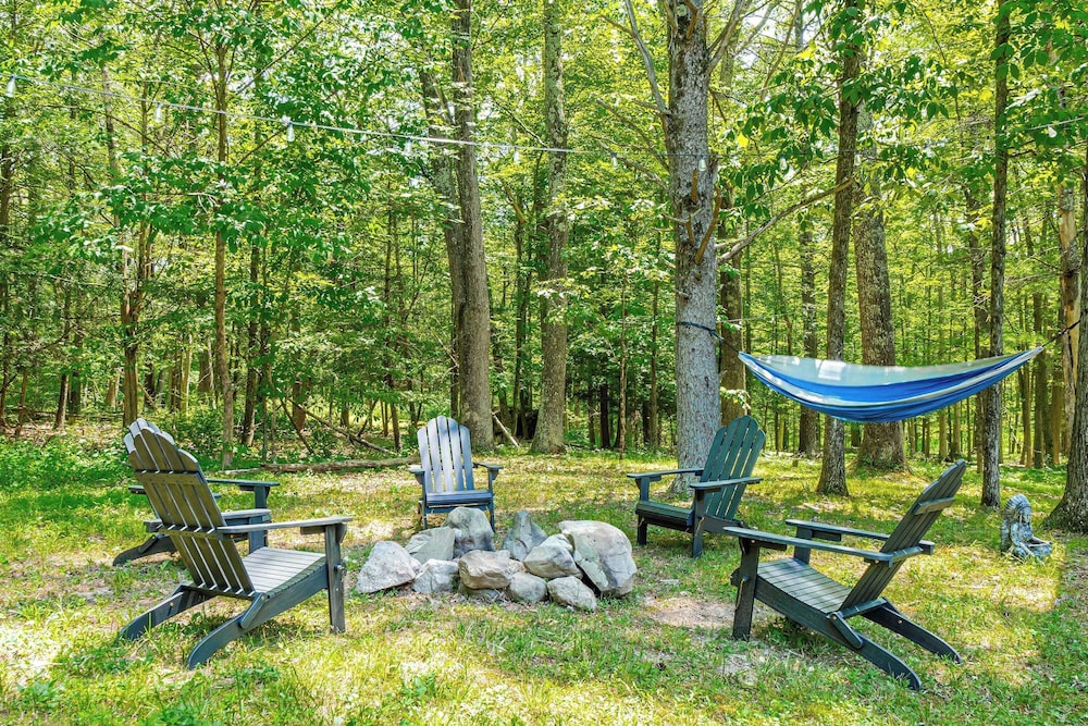 Pool+hot Tub, Firepit Near Hikes, Shops, Dining Cragswood Lodge by Avantstay