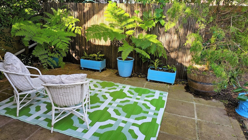 Cheerful Cottage set in Beautiful Garden