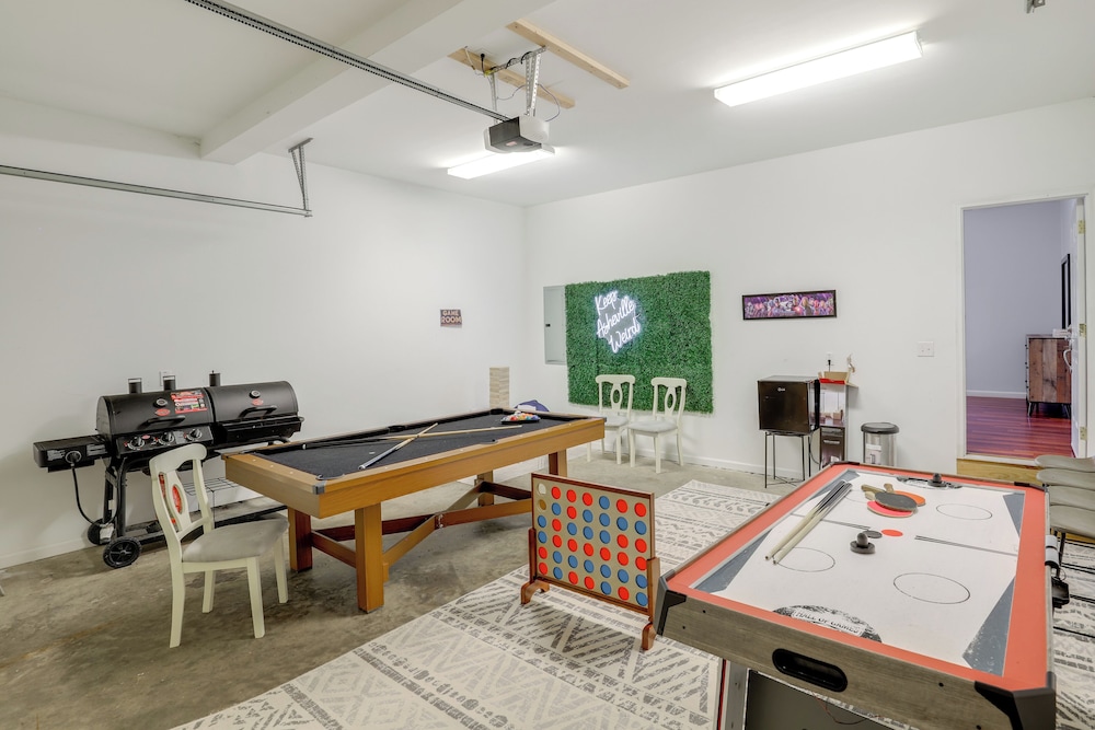 Family Home w/ Game Room, 3 Mi to Dtwn Asheville!