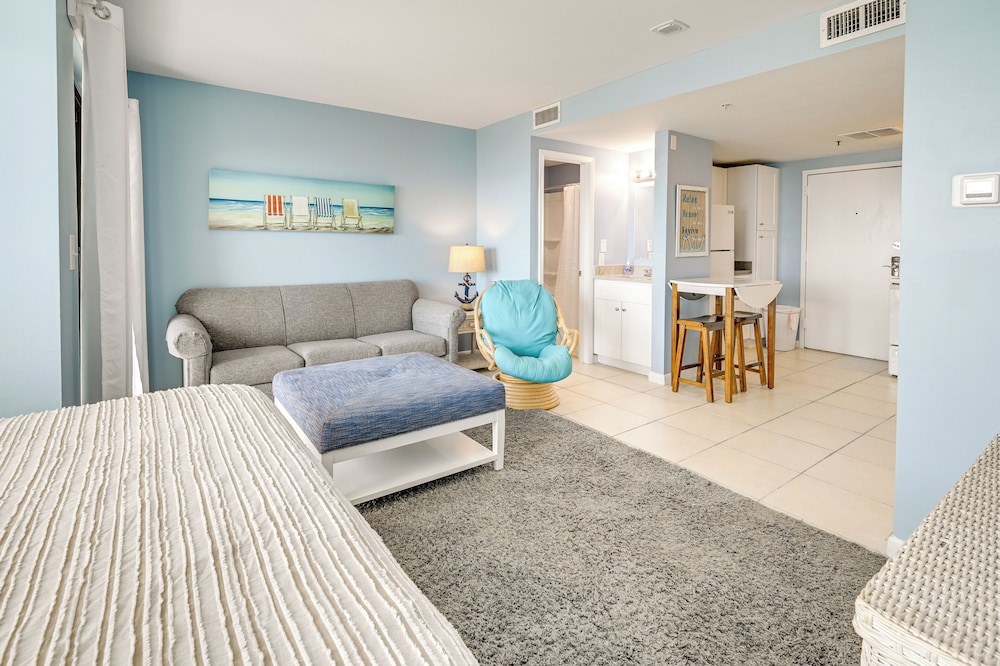 Oceanfront Resort Condo w/ Balcony in Myrtle Beach